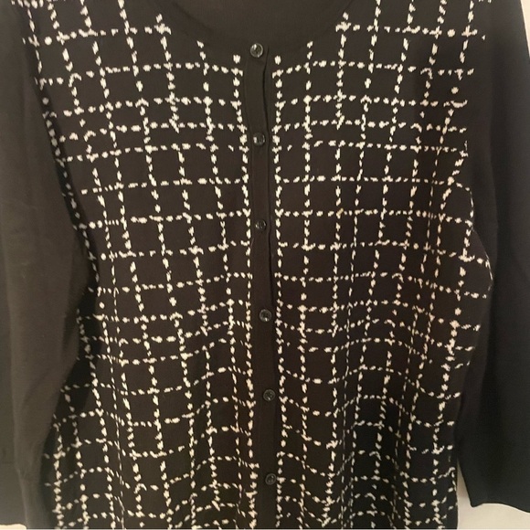 Ann Taylor
Black and White Patterned crew neck Cardigan
Back full black size XL - Picture 2 of 7